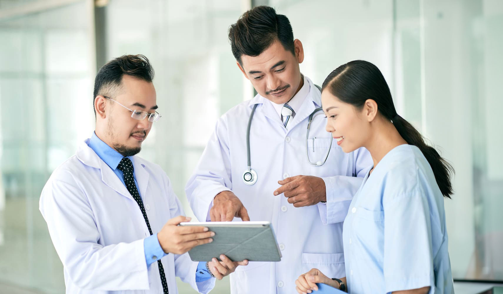 doctors-reading-data-digital-tablet-(1)