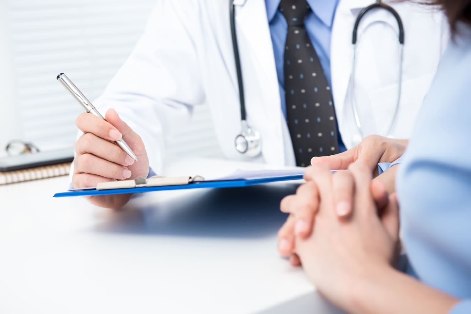 male-doctor-with-female-patient-clinic (1)
